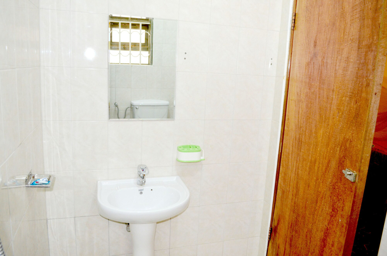 Bathroom 3, Thames Hotel, Busiiro