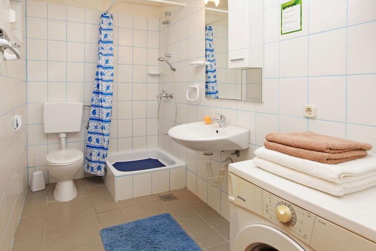 Bathroom 3, Rose Garden Apartments, Bol