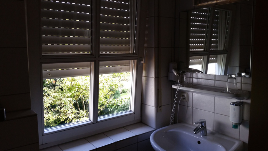Bathroom 5, Hotel Restaurant Landhaus Rebstock, Worms
