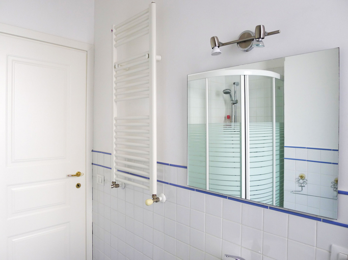 Bathroom 4, Appartamento moderno alla Cala by Wonderful Italy, Palermo