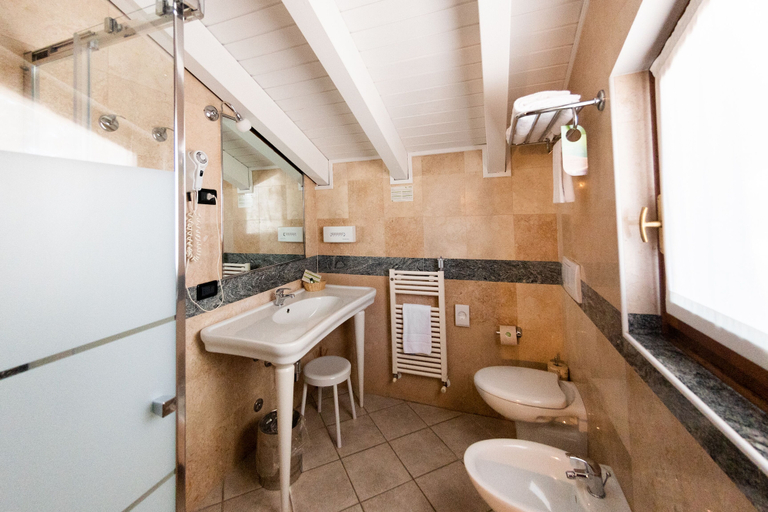 Bathroom 4, Hotel Ungheria Varese 1946, Varese
