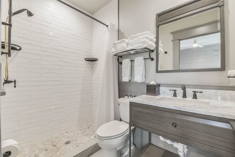 Bathroom 5, Harborwalk Lodge, Galveston
