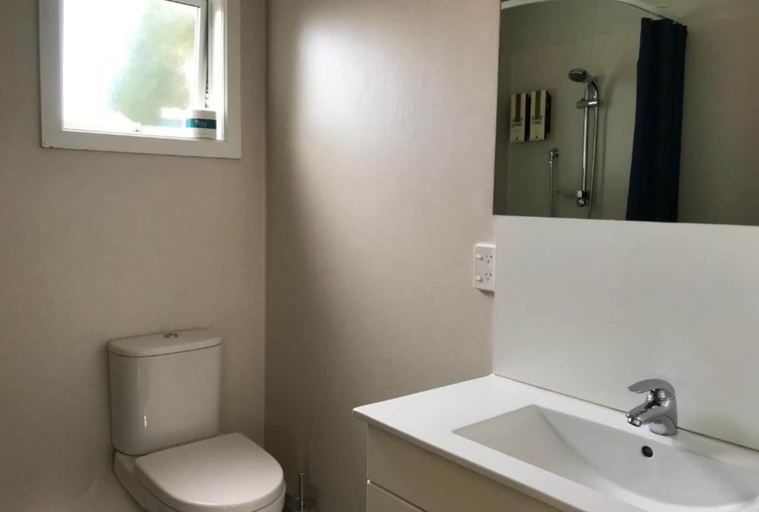 Bathroom 3, Cranford Cottages And Motel, Christchurch