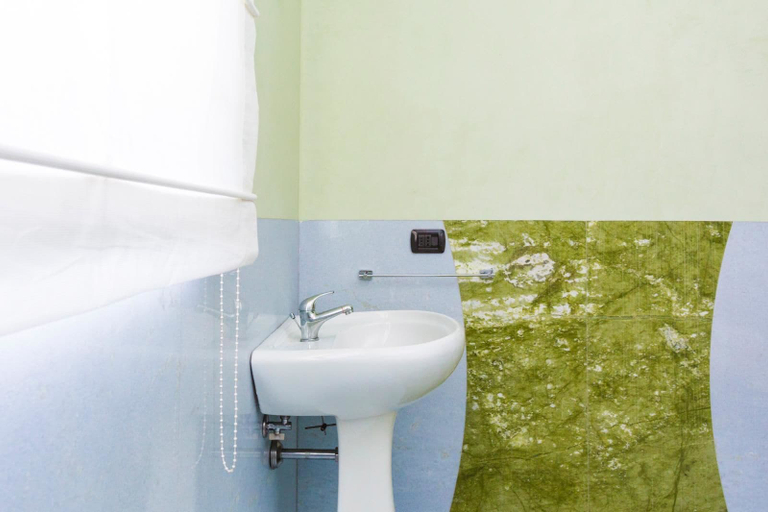 Bathroom 5, Villa Thidis, Taranto