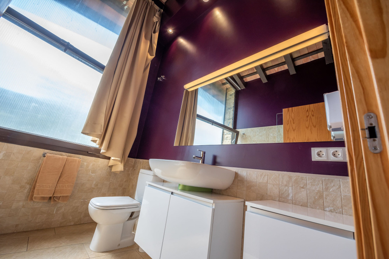 Bathroom 4, L'Arcada de Fares, Girona