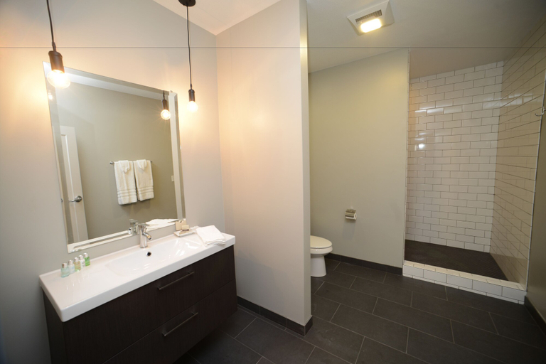 Bathroom 4, Hotel Kilbourne Downtown Sandusky, Erie