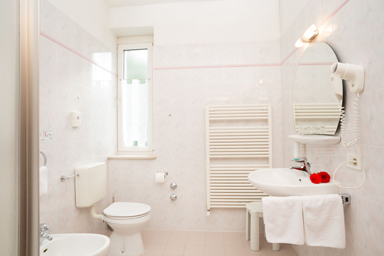 Bathroom 3, Hotel Gruberhof, Bolzano