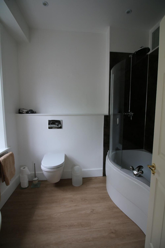 Bathroom 4, Prince Hill Holiday Cottages, Wiltshire