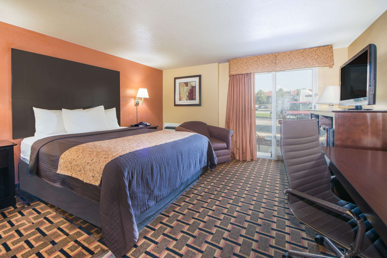 Bedroom 3, Days Inn by Wyndham Joplin, Newton