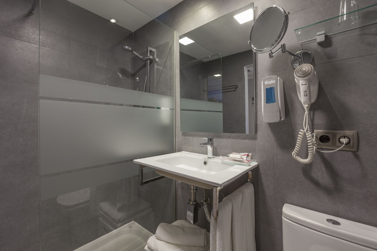 Bathroom 5, Helios Mallorca Hotel & Apartments, Baleares