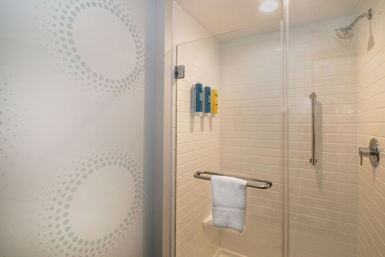 Bathroom 4, Tru By Hilton Norfolk Airport, Norfolk