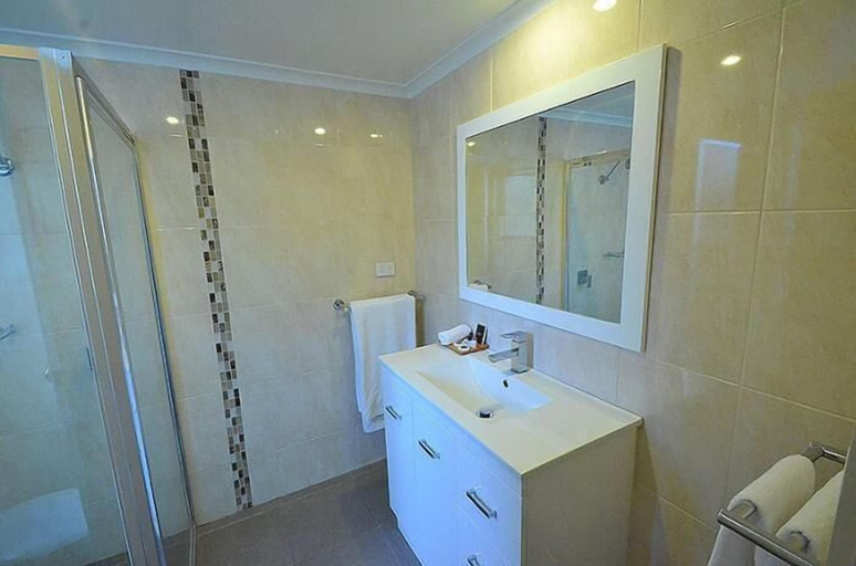 Bathroom 3, Avondel Motor Inn, Benalla, Benalla - Benalla