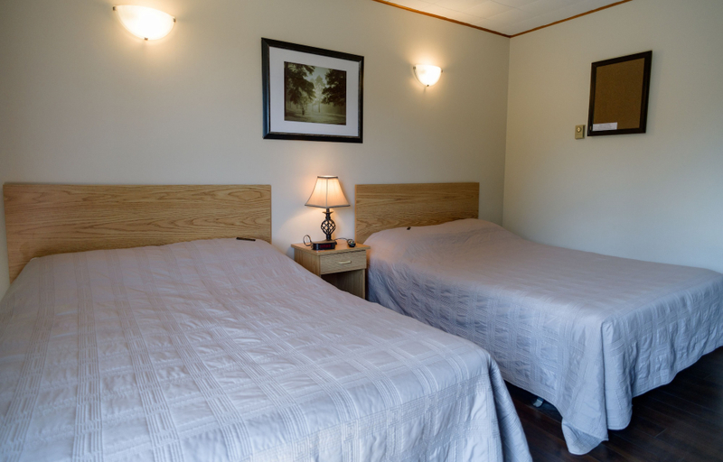Bedroom 2, Winds Motel, Kings