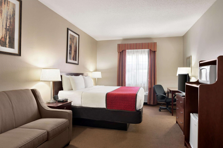 Bedroom 2, Ramada by Wyndham Elizabethtown, Hardin