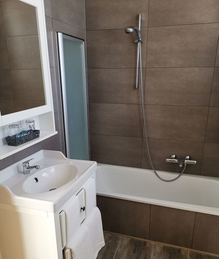 Bathroom 4, La Cote d'Or, Namur