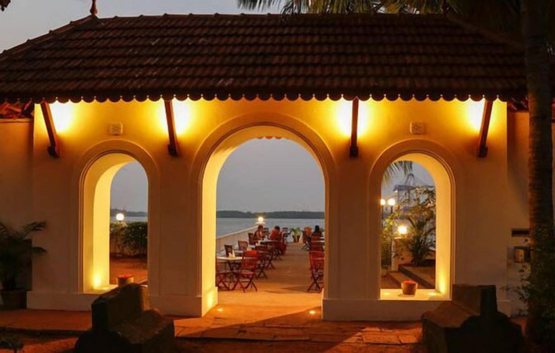 Exterior & Views