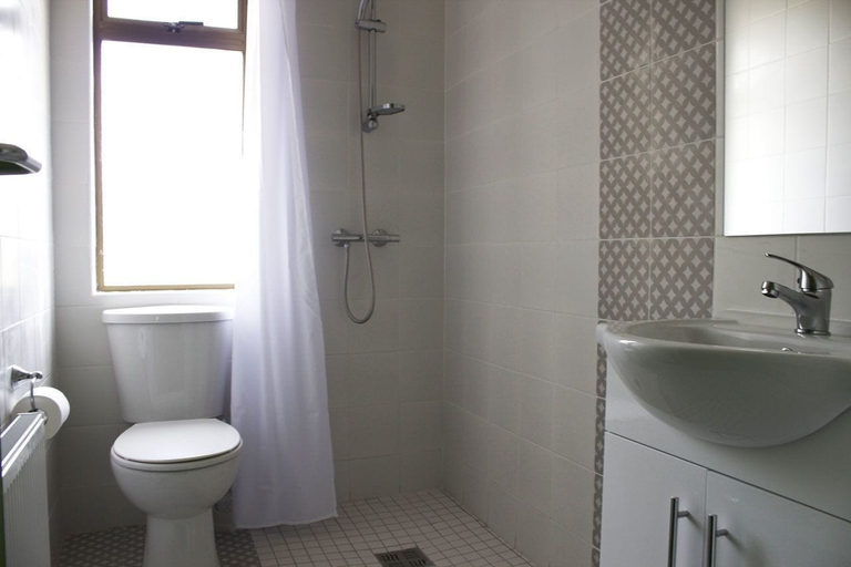 Bathroom 3, The International