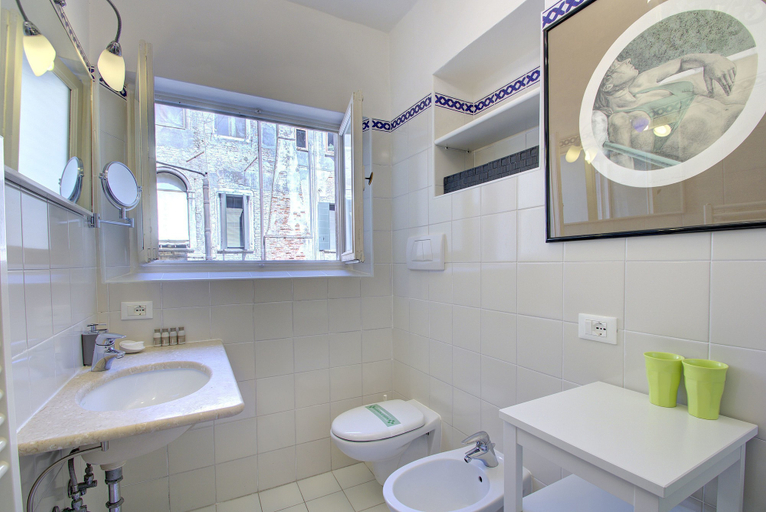 Bathroom 5, REMIGIO Marco-canal, Venezia