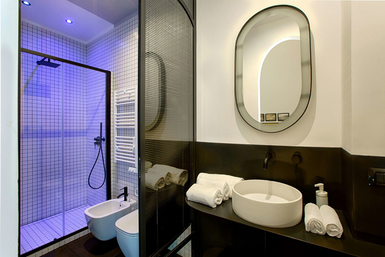 Bathroom 5, Tutt 'e Sant Luxury Rooms, Napoli