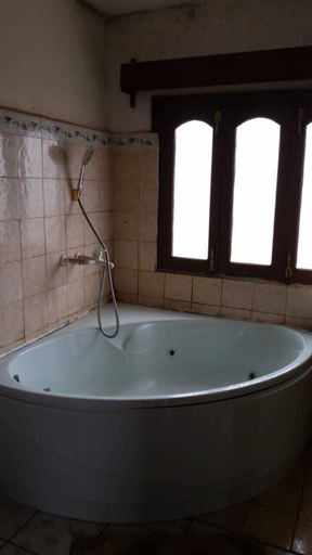 Bathroom 3, Villa Ravo, Analamanga