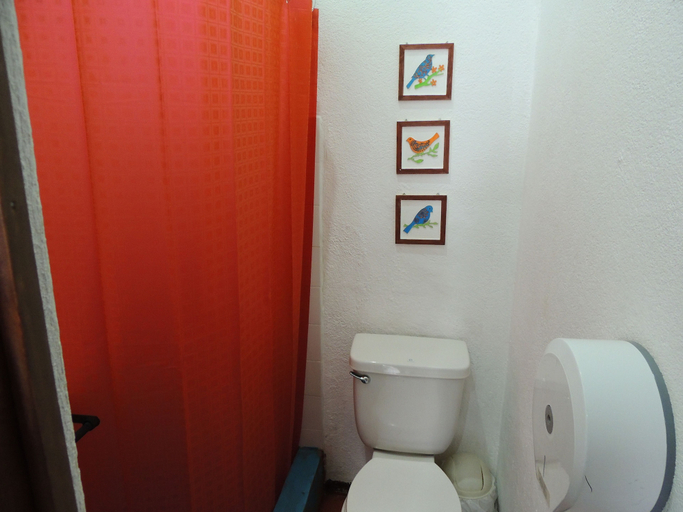 Bathroom 5, Feathers Hotel and Lounge - Hostel, Antigua Guatemala
