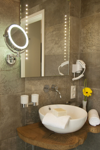 Bathroom 5, Hotel Am Moosrain, Erding