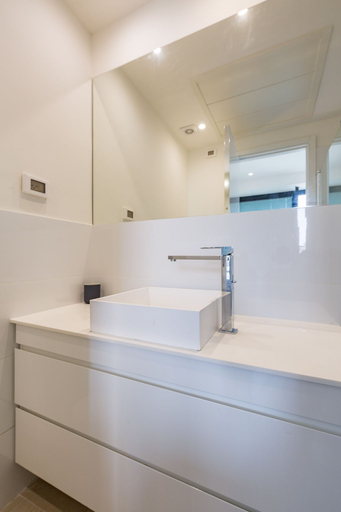 Bathroom 4, White City Tower