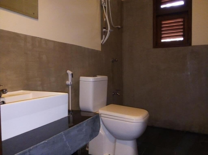 Bathroom 3, Lake Bliss, Dambulla