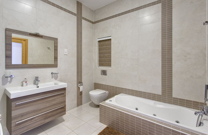 Bathroom 4, Luxury Apartment IN Fort Cambridge With Pool