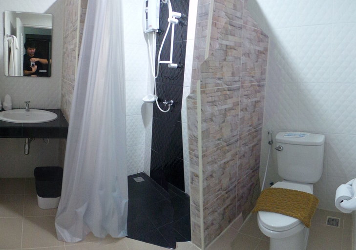 Bathroom 4, The Icon Service Apartment, Sri Mahar Pho