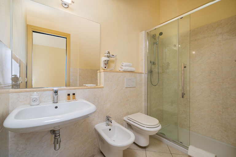 Bathroom 5, Hotel Regina Elena, Olbia-Tempio