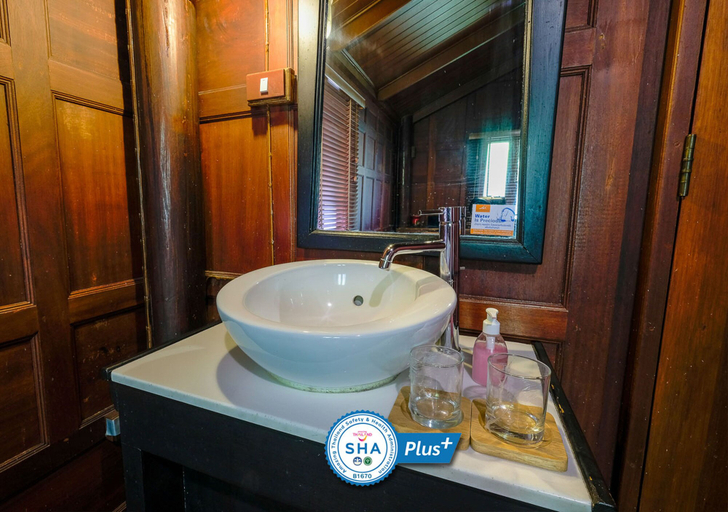 Bathroom 4, Baan Amphawa Resort & Spa, Amphawa