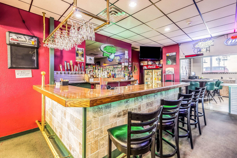 Food & Drinks 5, Econo Lodge Valley City, Barnes