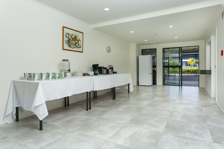 Food & Drinks 5, Albany Oak Motel, Waitakere