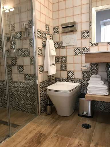 Bathroom 4, Rosario Uno Aparthotel, Cádiz