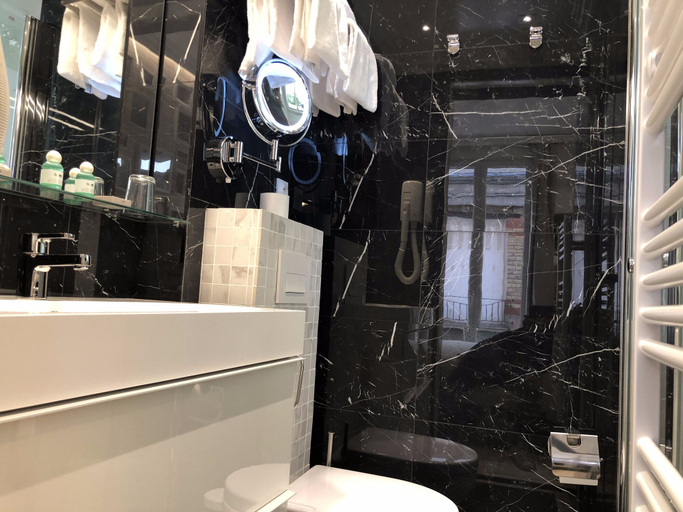 Bathroom 3, Residence Voûte, Paris