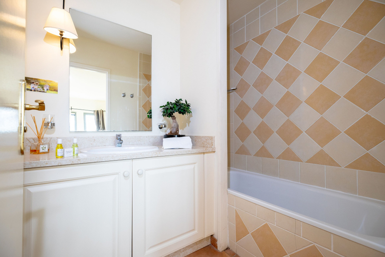 Bathroom 4, Le Domaine de Provence Country Club, Vaucluse