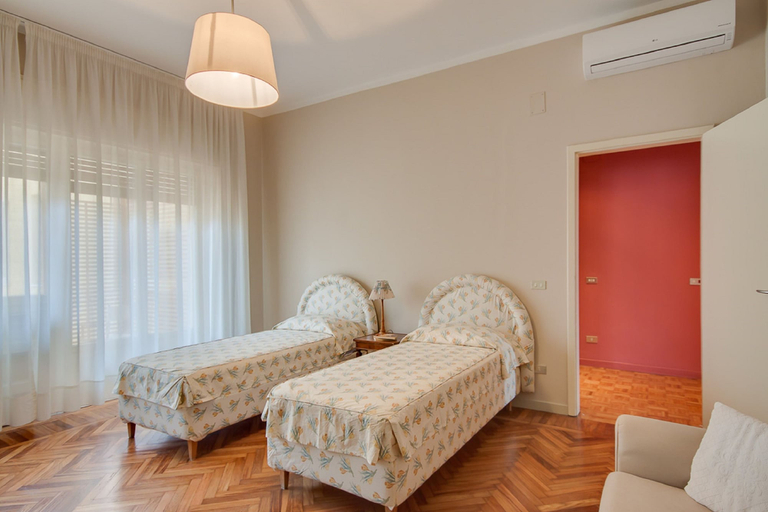 Room 3, Carolina, Florence