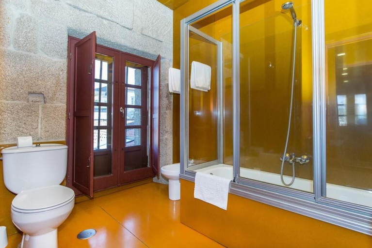 Bathroom 3, Torre Lombarda, Ourense
