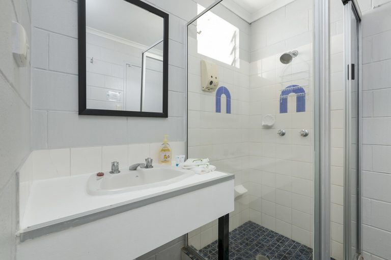 Bathroom, Innisfail City Motel, Johnstone