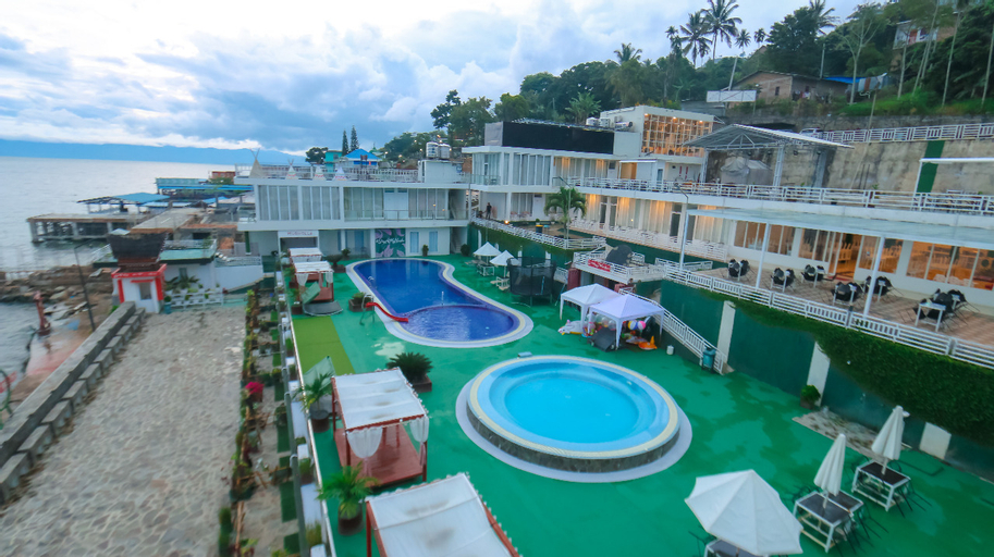 Exterior & Views 17
