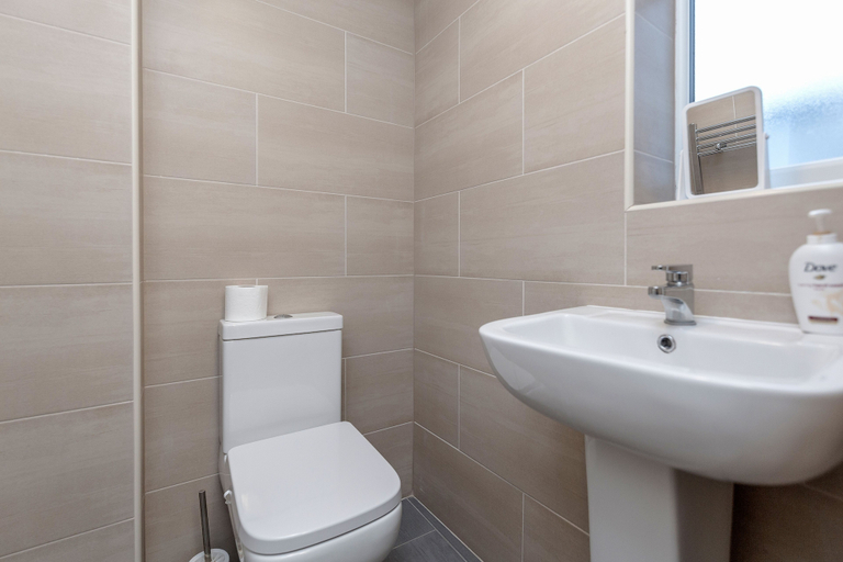 Bathroom 2, Royal Apartments, London