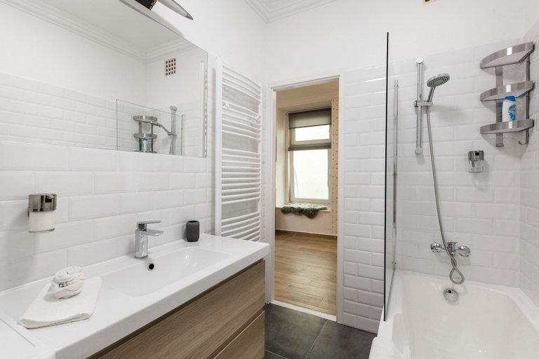 Bathroom 3, Nyar 7 Apartment, Budapesti