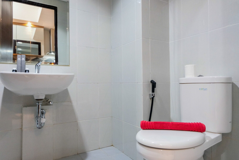 Bathroom 5, Minimalist Studio Apartment at Casa De Parco By Travelio, Tangerang