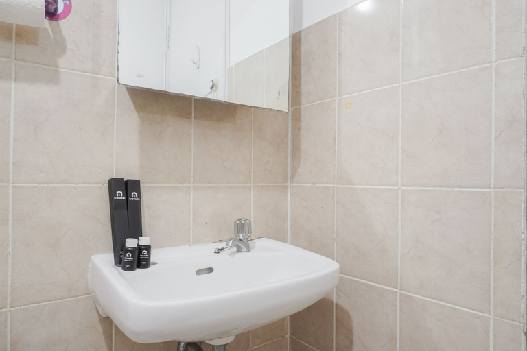 Bathroom 3, Comfort And Simply 2Br At Green Bay Pluit Apartment, Jakarta Utara