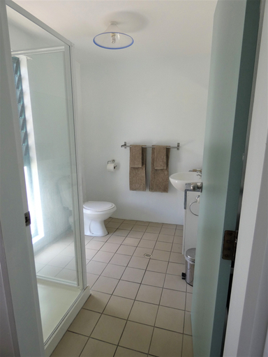 Bathroom, Aroa Kainga Bungalows, Rorotonga