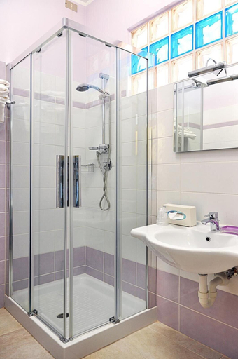 Bathroom 5, Hotel Al Gabbiano, Oristano