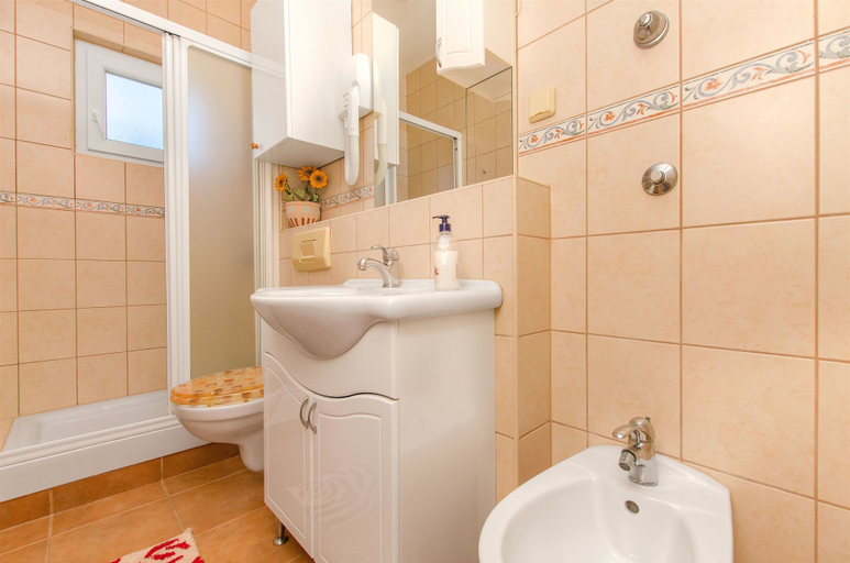 Bathroom 4, Biljana Ivanisevic Apartments, Jelsa
