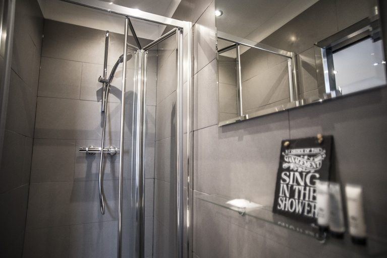 Bathroom 3, Sinclair's Bar, Lounge & Rooms, Sefton