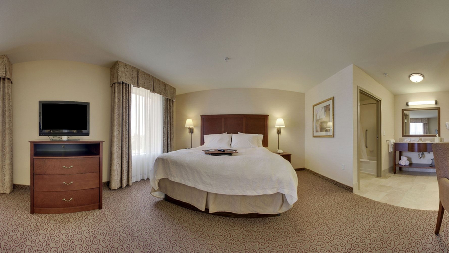 Bedroom 2, Hampton Inn & Suites West Bend, Washington